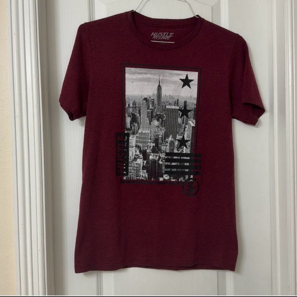 Hustle Avenue Red Maroon graphic t-shirt  New York City skyline Size L